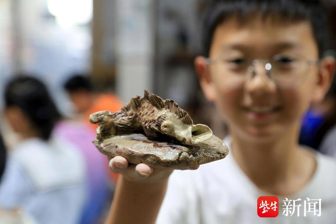 新澳天天开奖资料大全038期_跨越山海！这张旧书桌写满支教大学生的名字……听，教育早新闻来啦！  第1张